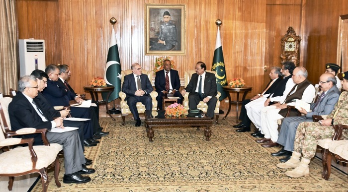 Pakistani President meets Azerbaijan